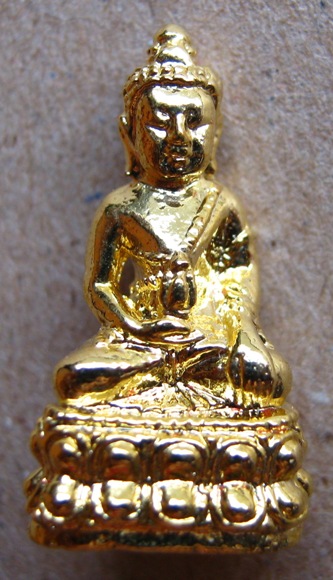 พระชัยวัฒน์ รุ่นแรกปี2553 เนื้อกะไหล่ทองชนวนกริ่งพรหมรังสี หลวงปู่นาม วัดน้อยชมภู่ จ.สุพรรณบุรี 