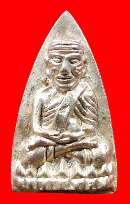 หลวงปู่ทวดหลังเตารีดหล่อโบราณวัดบวรนิเวศวิหาร เนื้อนวะโลหะแก่เงิน 5 โค๊ด หมายเลข 121 ปี 43