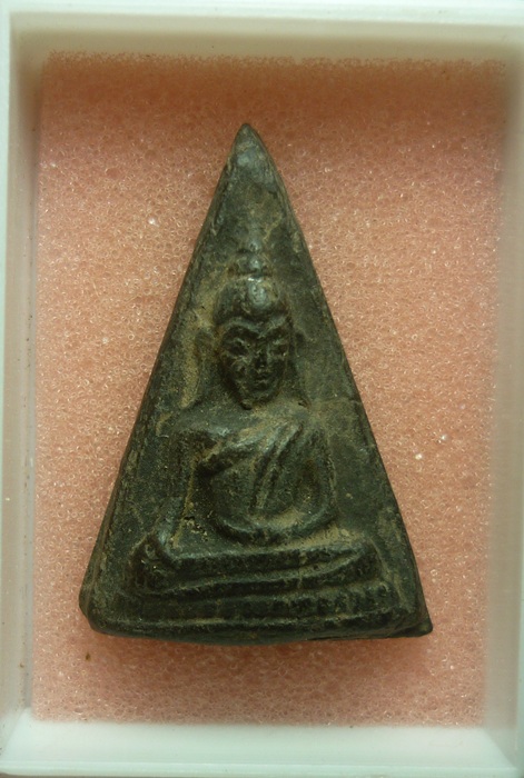 พระนางพญา หลังยันต์อุ