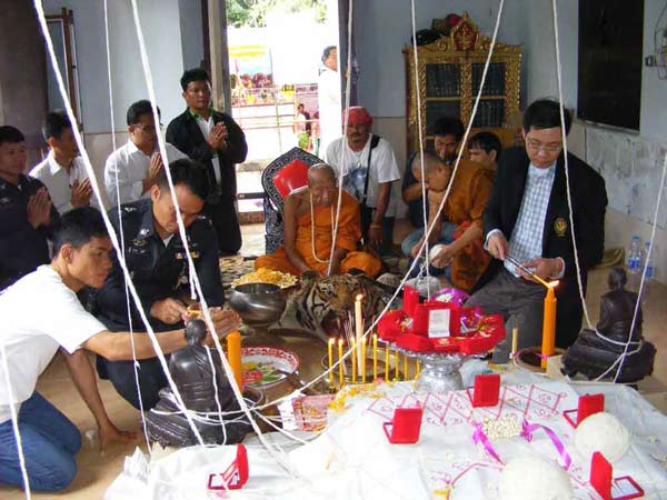 หลวงปู่คำบุ วัดกุดชมพู รุ่นเจริญบารมี 89 เนื้อหลังนวะ ขอบอัลปาก้า องค์ทองทิพย์ แยกจากชุดกรรมการ