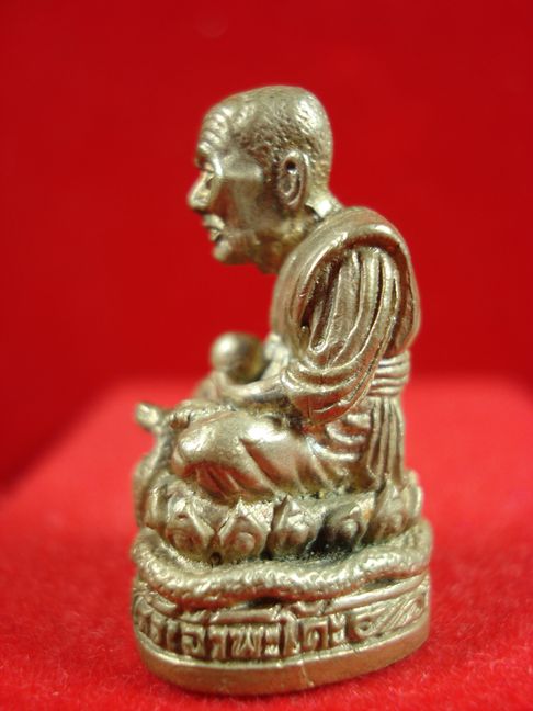 หลวงปู่ทวด ลอยองค์ วัดพะโค๊ะ เนื้ออัลปากา