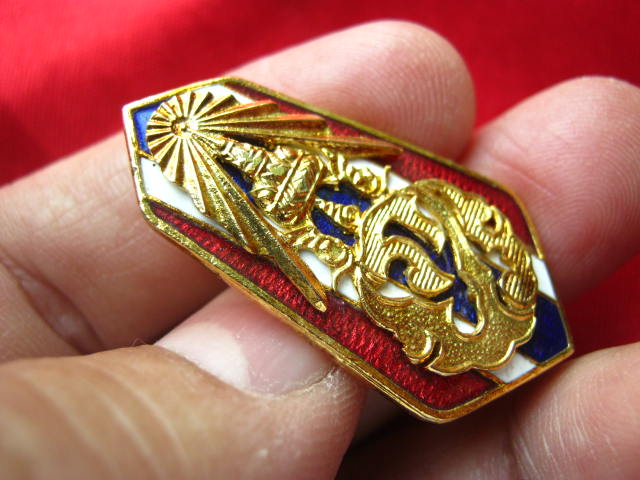 เข็มกลัด ภปร. ลายธงชาติ ปี 2520 กะไหล่ทองลงยา สวยมากครับ