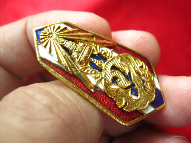 เข็มกลัด ภปร. ลายธงชาติ ปี 2520 กะไหล่ทองลงยา สวยมากครับ