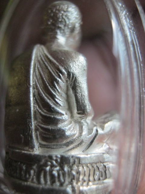 พระรูปเหมือนลอยองค์ อุดกริ่งรุ่นแรก หลวงตามหาบัว วัดป่าบ้านตาด เนื้อเงิน