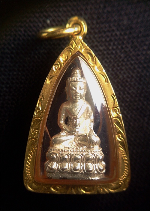 พระชัยวัฒน์พรหมรังสี เนื้อเงิน เลี่ยมทอง (หลวงปู่นาม วัดน้อยชมภู่) 1 ใน 999 องค์