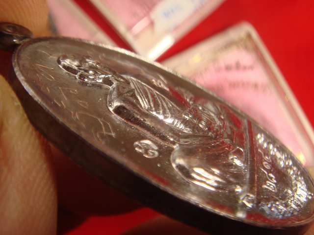 รุ่นย้อนยุคสร้างบารมีปี19 ออกวัดใหม่อัมพวันปี54 เนื้อทองแดงรมดำ หมายเลข.2814 พิเศษมีจารหน้าหลัง