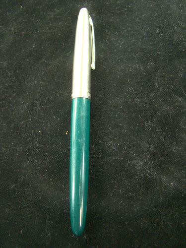 มีดปากกาสีเขียว หลวงพ่อเพี้ยน วัดเกริ่นกฐิน ความยาวมีด ๑๔ เซนติเมตร ความยาวใบมีด ๖ เซนติเมตร 