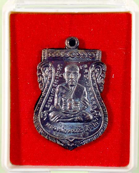 เหรียญเสมาหน้าเลื่อน หลวงพ่อทวด-หลังหลวงพ่อทอง รุ่นแรก ทองฉลองเจดีย์ เนื้อทองแดงรมดำ สภาพสวยครับ