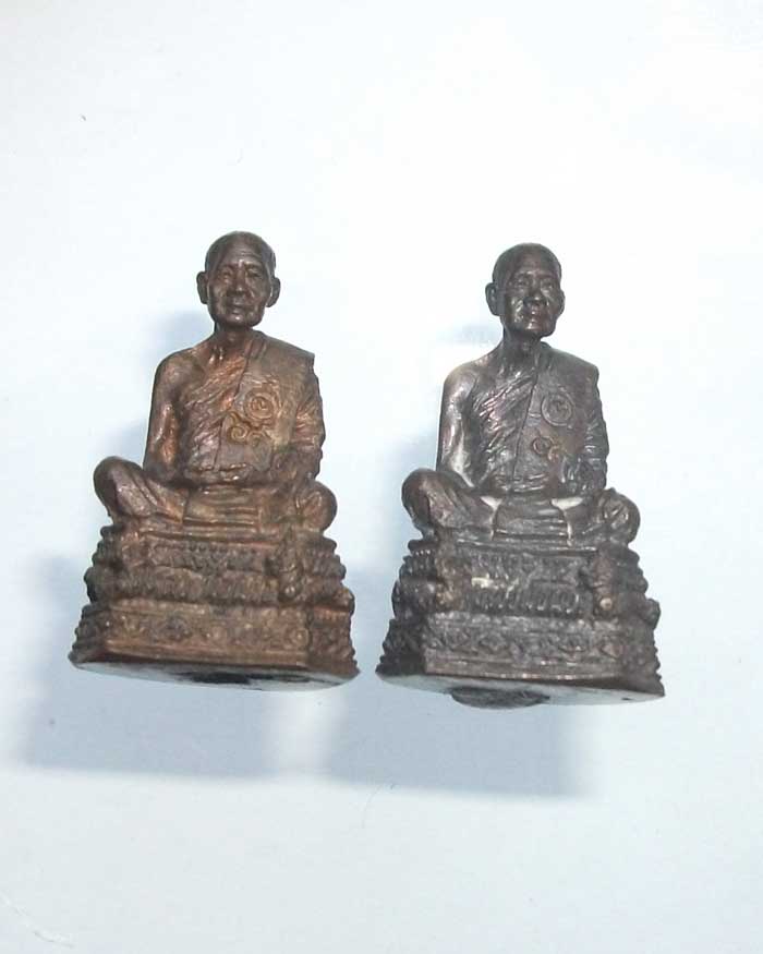 รูปหล่อฐานพญานาค หลวงตาพวง สุขินทริโย วัดศรีธรรมาราม เนื้อนวะโลหะ กล่องเดิม 2 องค์ 