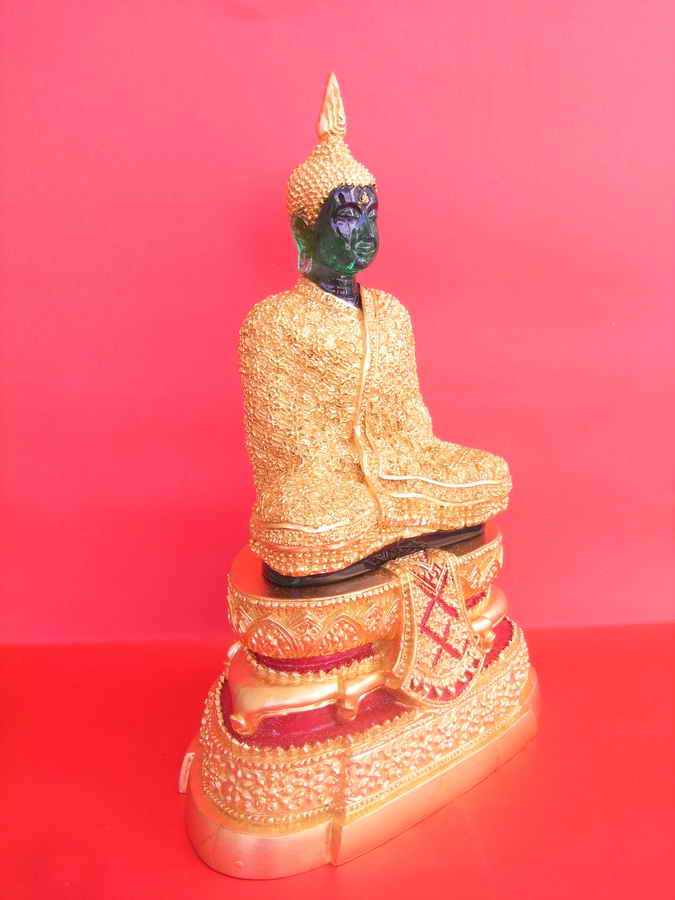""พระบูชา""พระแก้วมรกต ((ทรงเครื่องฤดูหนาว)) ปิดทองแท้"หน้าตัก5นิ้วค่ะ