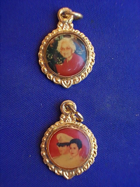 .. 20 บาท..ทุกรายการ..ล๊อกเก็ตสมเด็จย่า+พระเจ้าอยู่หัวและพระราชินี เนื้อกะหลั่ยทอง 2 เหรียญ