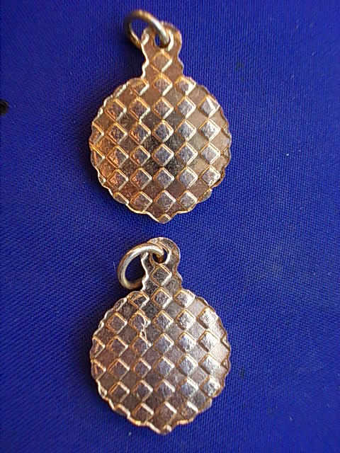 .. 20 บาท..ทุกรายการ..ล๊อกเก็ตสมเด็จย่า+พระเจ้าอยู่หัวและพระราชินี เนื้อกะหลั่ยทอง 2 เหรียญ