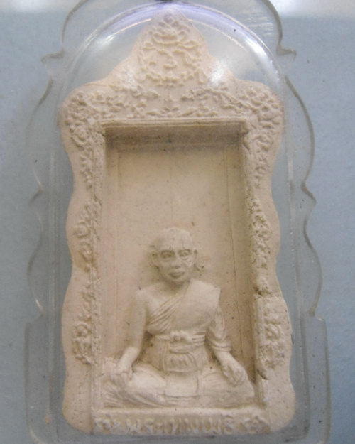 “ พระผงผสมเกศา หน้าบันประตู พระเทพเมธี(บุนนาค) วัดเศวตฉัตร กรุงเทพ ปี 2520 เลี่ยมเก่า สวย เกศาเพียบ 