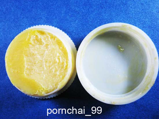 สีผึ้งหลวงปู่หงษ์วัดเพชรบุรี สุรินทร์