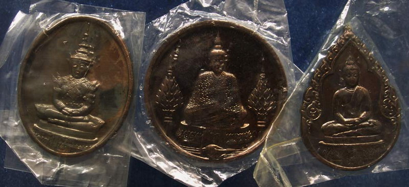 ครบชุด สวยๆ..เหรียญพระแก้ว หลังภปร. ฉลองกรุงรัตนโกสินทร์ 200 ปี พ.ศ. 2525 บล็อคพระราชศรัทธา ซองพลาสต