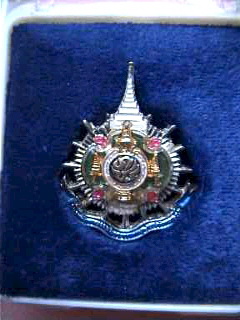 เข็มกลัดตราสัญลักษณ์งานพระราชพิธีมหามงคลเฉลิมพระชนมพรรษา 6 รอบ ปี 2542
