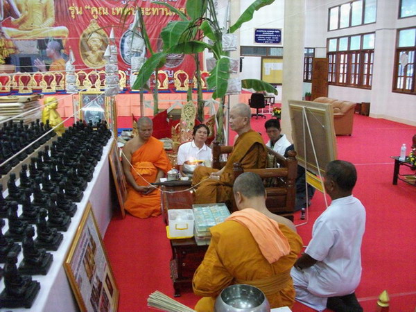 หลวงพ่อคูณ รุ่น คูณเทพประทานพร ออกวัดบ้านหาญ ปลุกเสก 3วาระ ทองแดงขัดเงา No.1