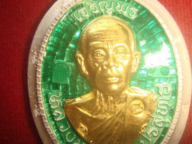 พ่อคูณเจริญพรบน89ครึงองค์วัดถนนหักใหญปี55เนื้อเงินลงยาสีเขียวพิมพ์กรรมการไมตัดปีกหลังยันตหน้าทองคำ11