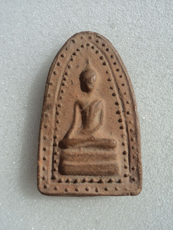 พระเนื้อดินข้างเม็ด