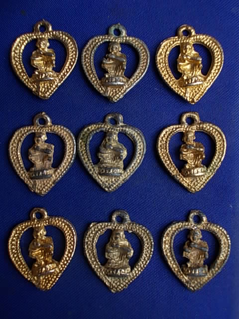 .. 20 บาท..ทุกรายการ..จี้รูปหัวใจ หลวงพ่อคูณ ปริสุทโธ วัดบ้านไร่ กะหลั่ยทอง 9 เหรียญ