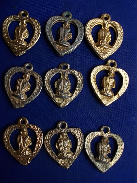 .. 20 บาท..ทุกรายการ..จี้รูปหัวใจ หลวงพ่อคูณ ปริสุทโธ วัดบ้านไร่ กะหลั่ยทอง 9 เหรียญ