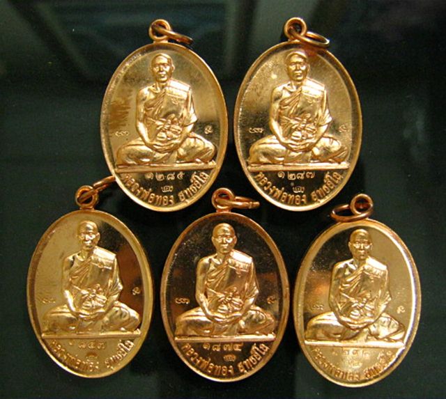 "" เหรียญบารมี รุ่น2 หลวงพ่อทอง วัดเขายายหอม ทองแดงผิวไฟ 5 เหรียญสวย "" เคาะเดียว