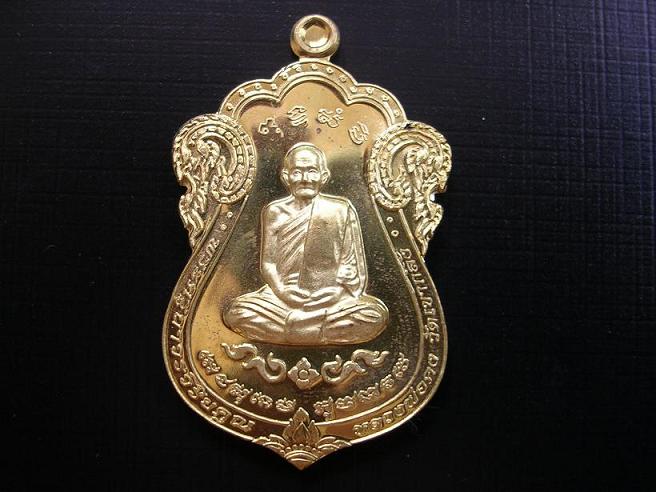 หลวงพ่อคง วัดเขากลิ้ง รุ่นเพชรกลับ เนื้อทองทิพย์ขัดเงา หมายเลข2629ครับ