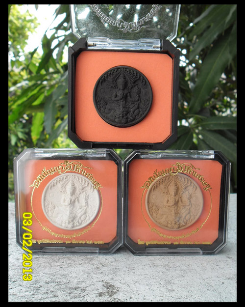 >> เคาะเดียว << อภิปัญญามหาเศรษฐี เนื้อผง ครบ 3 สี ขนาด 3.5 ซม. 