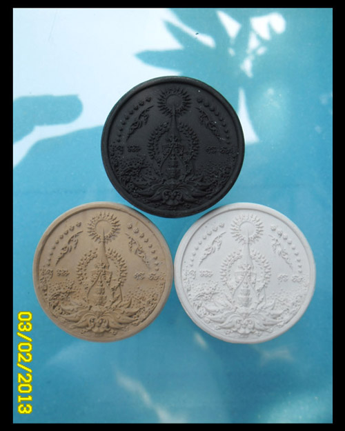 >> เคาะเดียว << อภิปัญญามหาเศรษฐี เนื้อผง ครบ 3 สี ขนาด 3.5 ซม. 
