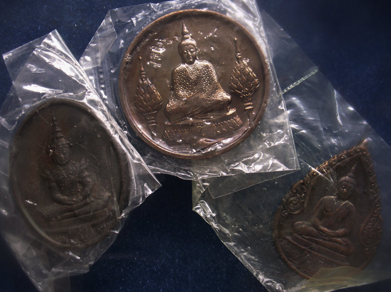 ครบชุด สวยๆ..เหรียญพระแก้ว หลังภปร. ฉลองกรุงรัตนโกสินทร์ 200 ปี พ.ศ. 2525 บล็อคพระราชศรัทธา ซองพลาสต