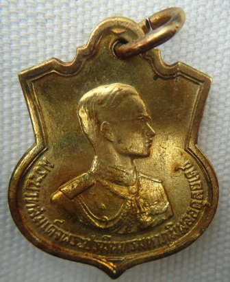 เหรียญในหลวง 3 รอบ ปี ๒๕๐๖ อนุสรณ์มหาราช. เนื้ออัลปาก้ากะไหล่ทอง สวยมากๆๆ 