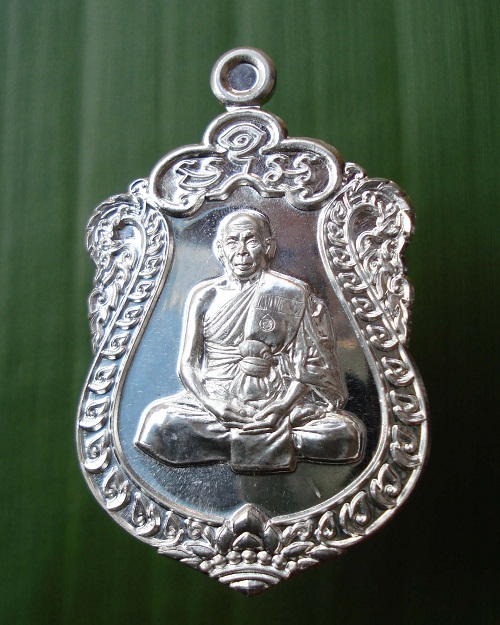เหรียญเสมาที่ระลึกฉลองอายุ 7 รอบ หลวงปู่สิน ภททจาโร วัดละหารใหญ่ เนื้อเงิน # ๔๘๔