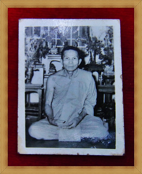 รูปขาวดำ ลพ.แช่ม  วัดดอนยายหอม หลังจารย์เยอะ
