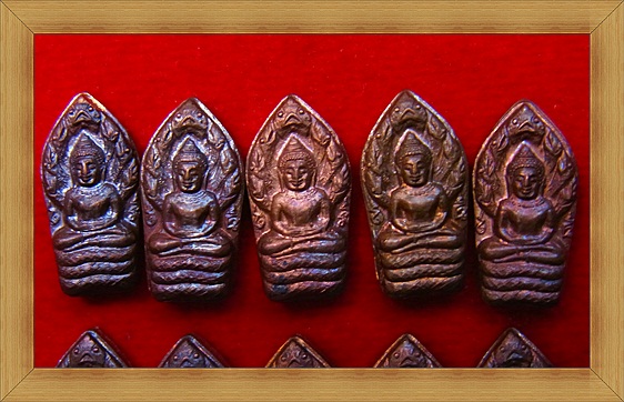 11 องค์ พระปรกมะขาม รุ่นแรก  ลป.คำ  วัดหนองแก มีโค๊ด 2 ตัว 1 องค์ โค๊ด 1 ตัว 10 องค์.