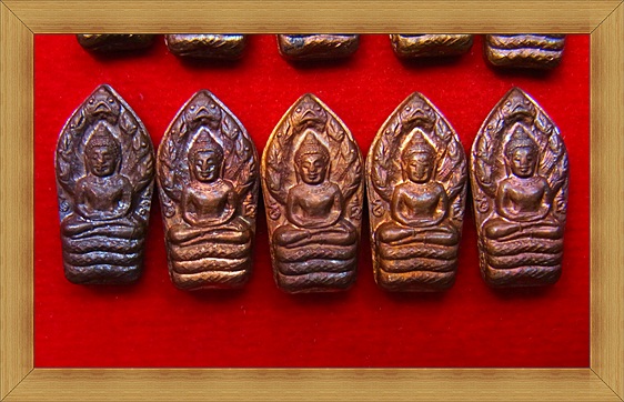 11 องค์ พระปรกมะขาม รุ่นแรก  ลป.คำ  วัดหนองแก มีโค๊ด 2 ตัว 1 องค์ โค๊ด 1 ตัว 10 องค์.