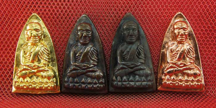 หลวงปู่ทวด พิมพ์เตารีดใหญ่ 4 องค์ เนื้อเปียกทอง เนื้อนวะ เนื้อผิวไฟ เนื้อสตางค์เเดง วัดในหาน อ.นอง อ