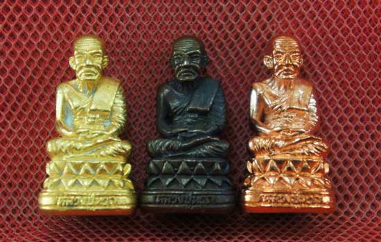 หลวงปู่ทวด พิมพ์บัวรอบ 3 องค์ เนื้อเปียกทอง เนื้อนวะ เนื้อสตางค์เเดง วัดในหาน อ.นอง อ.ทอง อ.สุภา ร่ว