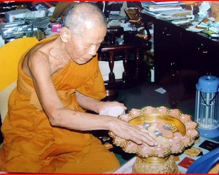 ขุนแผนพรายกุมาร เพชรบูรพา พิมพ์ใหญ่ เนื้อแดง หลังฝังพลอยเสก