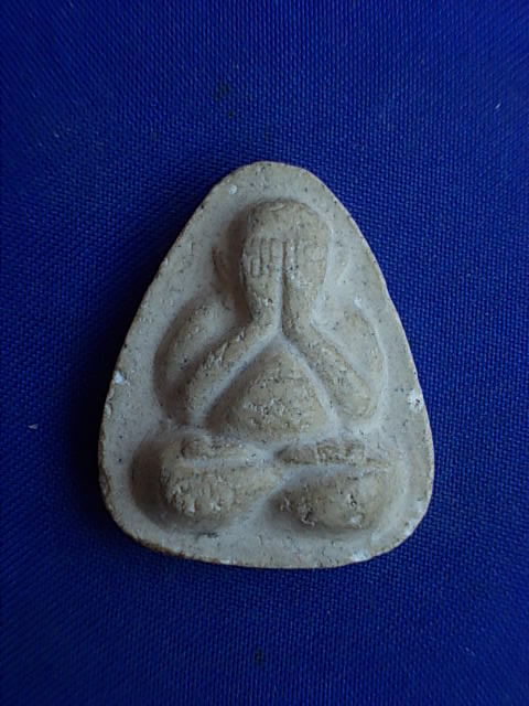 .. 20 บาท..ทุกรายการ..พระปิดตา หลังยันต์ เนื้อผง ไม่ทราบวัดที่สร้างครับ