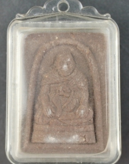 ***เคาะเดียวแดง***พระผงรูปเหมือนหลังยันต์ หลวงพ่อจำเนียร วัดถ้ำเสือ กระบี่ (พร้อมเลี่ยม)