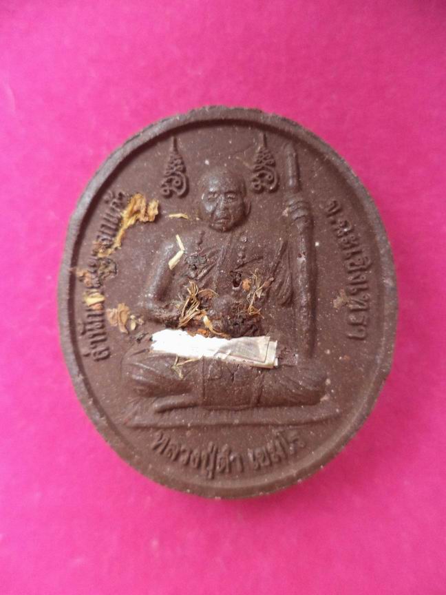 หลวงปู่ดำ เขมโร หลังเศียรพ่อแก่ เนื้อว่านฝังตะกรุดเงิน สวยเดิมๆ เคาะเดียวครับ
