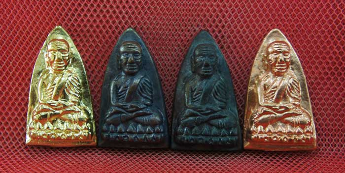 หลวงปู่ทวด พิมพ์เตารีดใหญ่ 4 องค์ เนื้อเปียกทอง เนื้อนวะ เนื้อผิวไฟ เนื้อสตางค์เเดง วัดในหาน อ.นอง อ