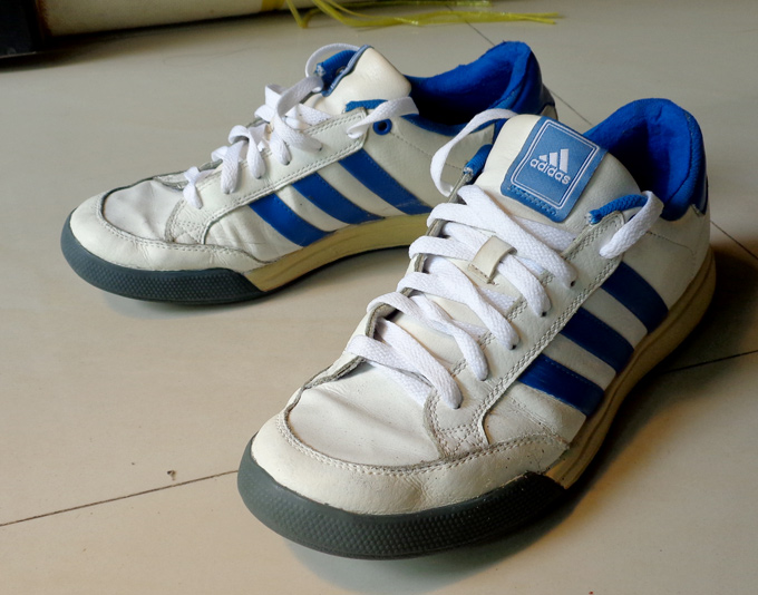 รองเท้า ADIDAS ของแท้ มาแล้วครับ ขาวคาดฟ้า สวยมากสีนี้