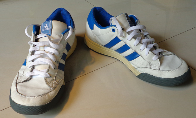 รองเท้า ADIDAS ของแท้ มาแล้วครับ ขาวคาดฟ้า สวยมากสีนี้
