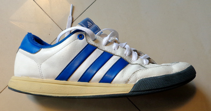 รองเท้า ADIDAS ของแท้ มาแล้วครับ ขาวคาดฟ้า สวยมากสีนี้