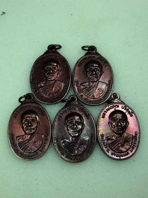 วัดใจ,,5 เหรียญ...เหรียญหลวงพ่อคูณ ตลาดไทรเก่า ปี ๒๒ ทองแดงรมดำ ผิวออกม่วงๆสวยมากครับ 
