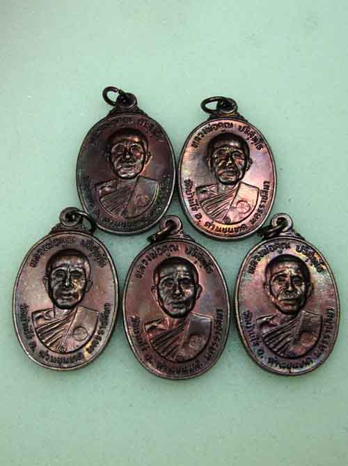 วัดใจ,,5 เหรียญ...เหรียญหลวงพ่อคูณ ตลาดไทรเก่า ปี ๒๒ ทองแดงรมดำ ผิวออกม่วงๆสวยมากครับ 