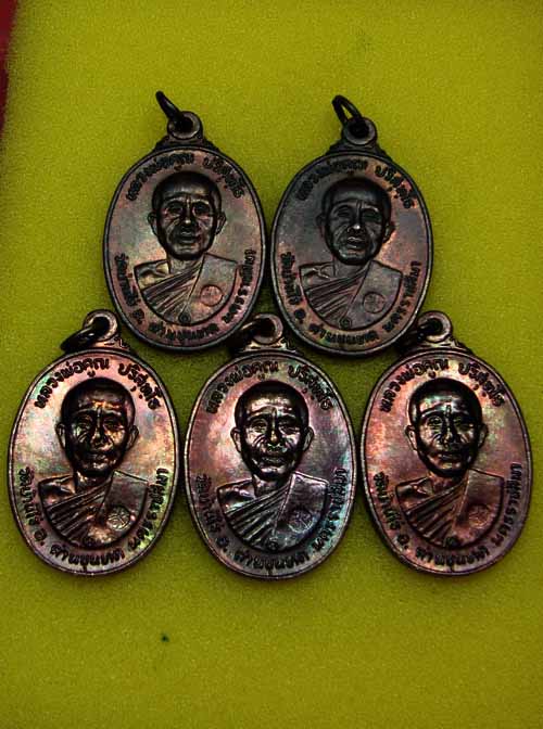 วัดใจ 5 เหรียญ***หลวงพ่อคูณ ตลาดไทรเก่า ผิวรุ้งสวยๆเนื้อทองแดงรมดำ ๒๕๒๒