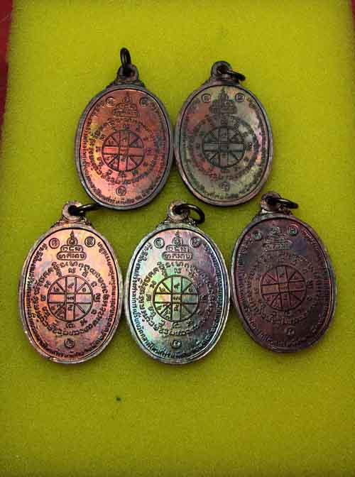 วัดใจ 5 เหรียญ***หลวงพ่อคูณ ตลาดไทรเก่า ผิวรุ้งสวยๆเนื้อทองแดงรมดำ ๒๕๒๒