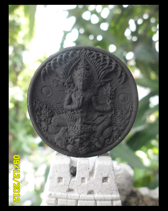 >> เคาะเดียว << อภิปัญญามหาเศรษฐี เนื้อผง  (((สีดำ)))  ขนาด 3.5 ซม. 